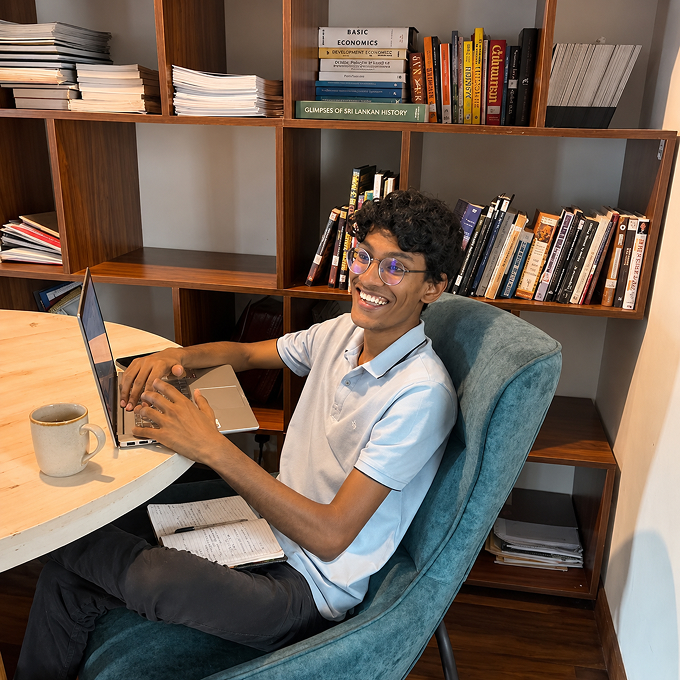 An intern discussing research with an experienced mentor