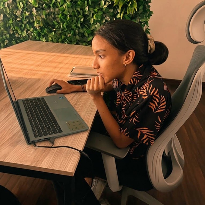 An intern discussing research with an experienced mentor